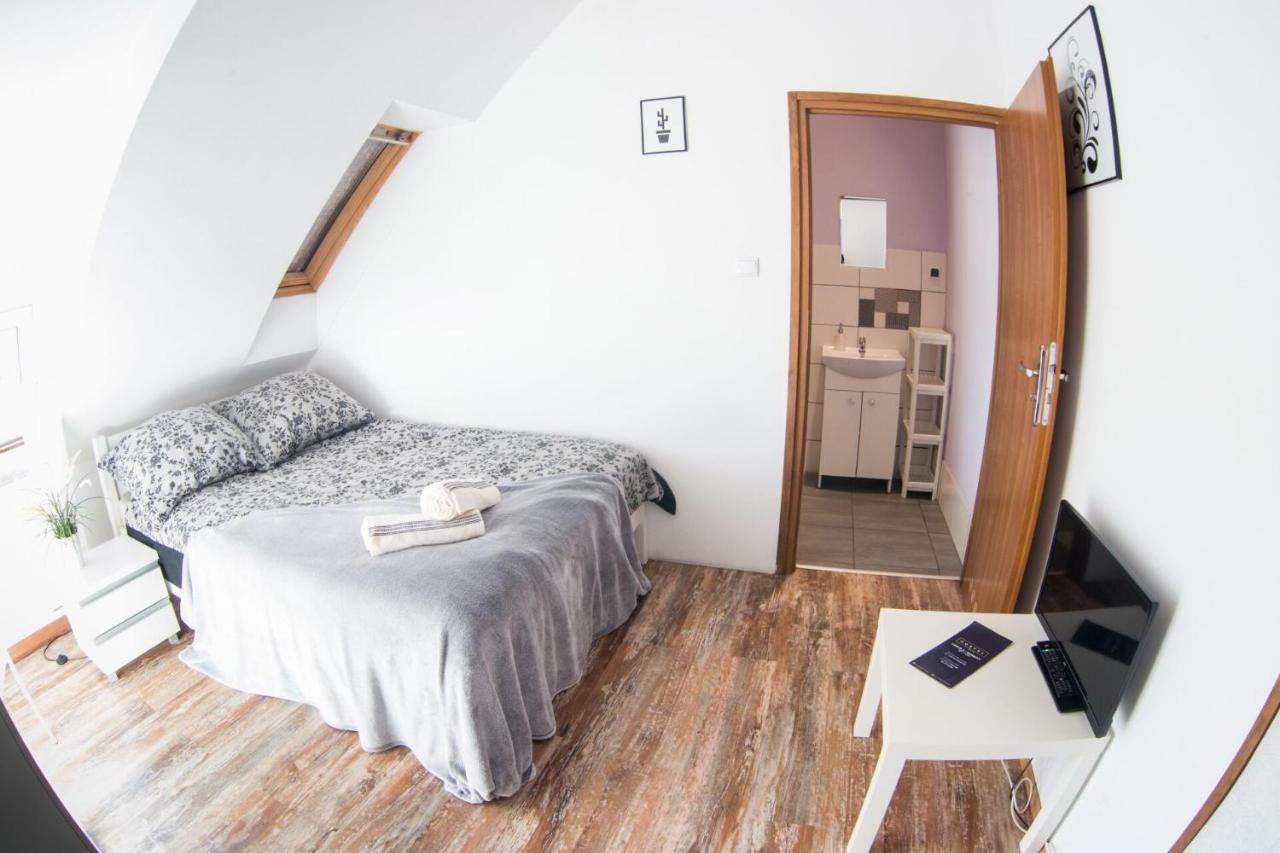 Fitness Hostel - Restauracja, Darmowy Parking I Silownia Вроцлав Екстериор снимка